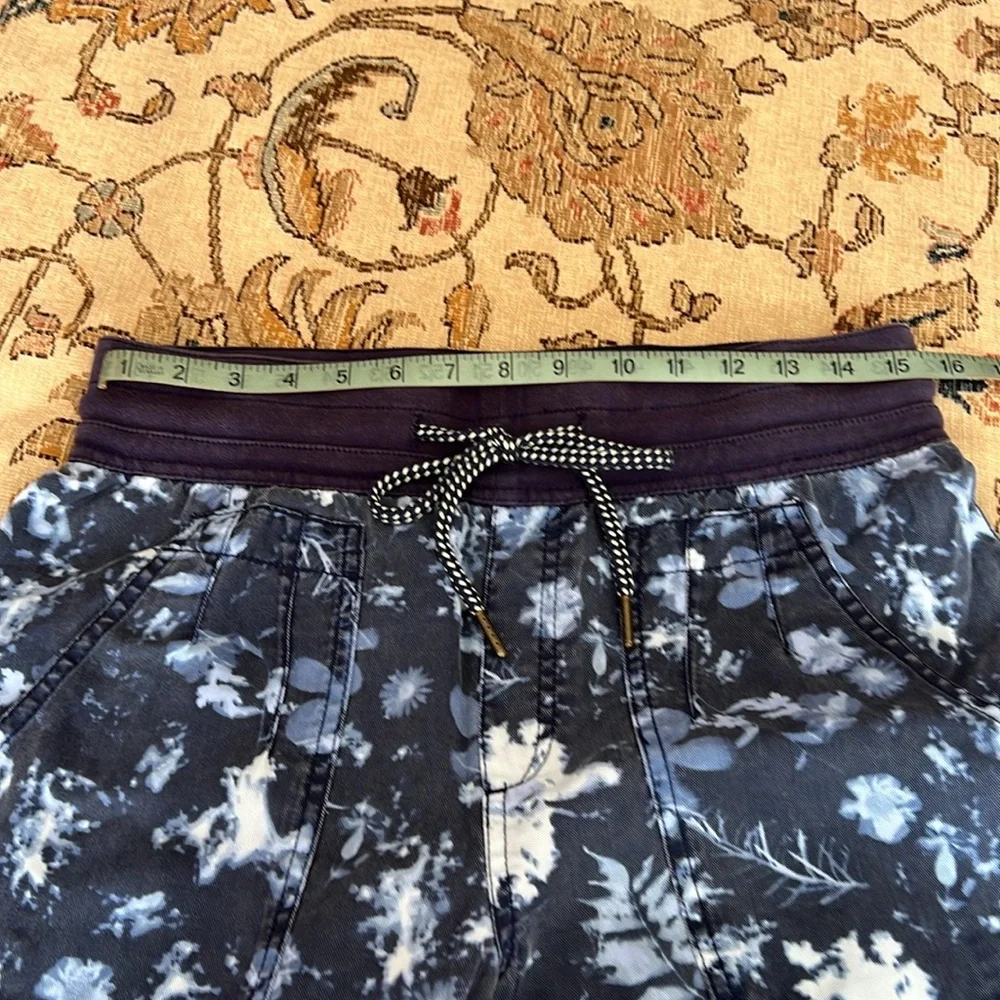 Adorable Anthro Blue Floral Joggers - Picture 10 of 12